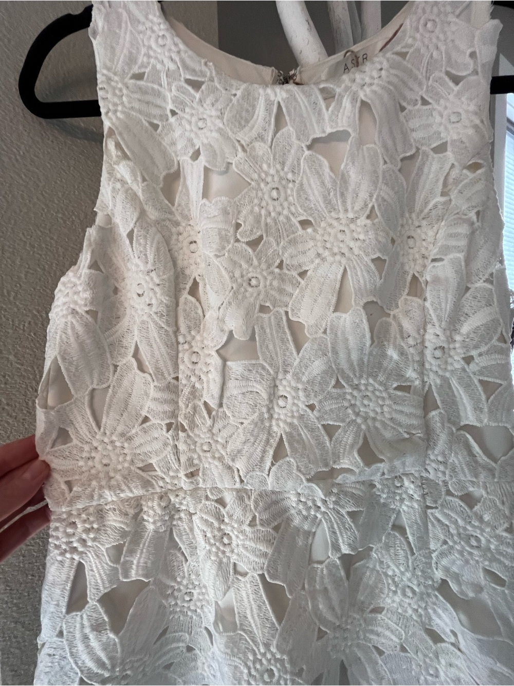 Beautiful Astr White Strapless Floral Lace Dress. Size Large - Picture 4 of 6